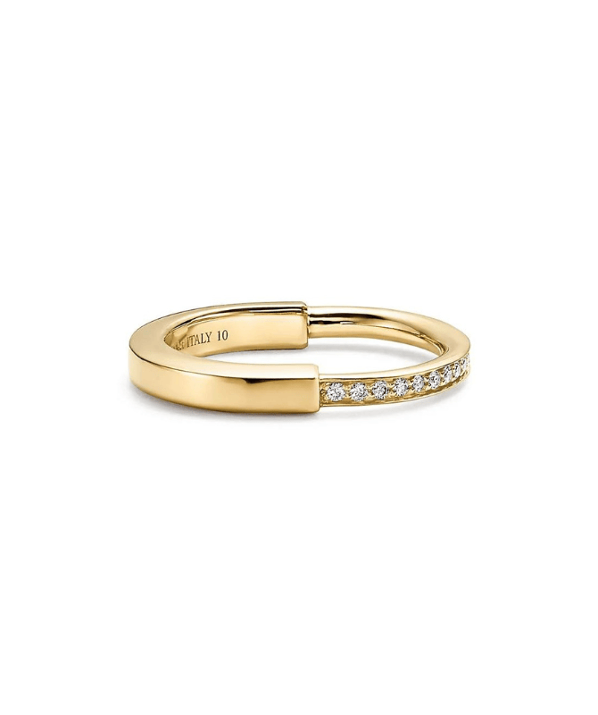 The Allure of Gold Rings for Women: A Guide to Luxury Brands.